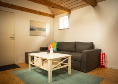 Stue, sofa og plads til hygge hos HabitusHuset Toreby.