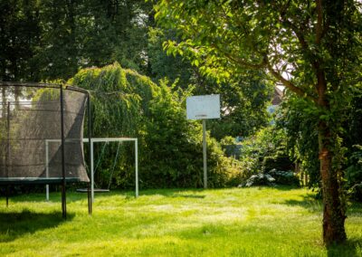 Have med trampolin og basket hos HabitusHuset Toreby.
